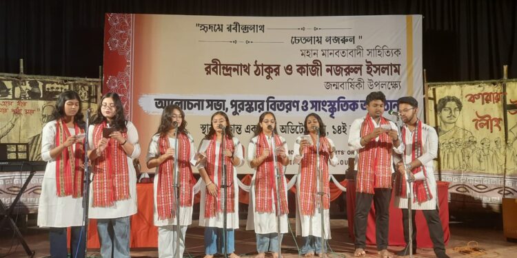রবীন্দ্র-নজরুলের সুরে-ছন্দে একসাথে কণ্ঠ মেলাল তরুণ শিল্পীরা, প্রাণবন্ত হয়ে উঠল সাংস্কৃতিক আসর 