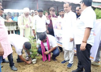 দিনভর জনসংযোগ ও ধর্মীয় কর্মসূচিতে সক্রিয় বিজেপি রাজ্য সভাপতি অভিষেক দেবরায়। চৌদ্দ দেবতা বাড়িতে পূজার্চনা দিয়ে শুরু, ‘এক পেড় মা কে নাম’ কর্মসূচিতে অংশগ্রহণের মাধ্যমে মানুষের সাথে নিবিড় সংযোগ স্থাপন।