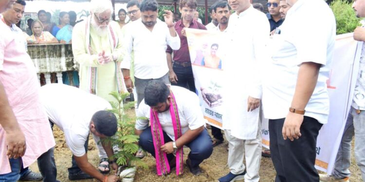 দিনভর জনসংযোগ ও ধর্মীয় কর্মসূচিতে সক্রিয় বিজেপি রাজ্য সভাপতি অভিষেক দেবরায়। চৌদ্দ দেবতা বাড়িতে পূজার্চনা দিয়ে শুরু, ‘এক পেড় মা কে নাম’ কর্মসূচিতে অংশগ্রহণের মাধ্যমে মানুষের সাথে নিবিড় সংযোগ স্থাপন।