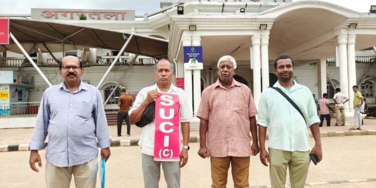 রেলের বিভিন্ন সমস্যার সমাধানের দাবিতে আগরতলা রেলস্টেশন ম্যানেজারের কাছে SUCI নেতৃত্বদের ডেপুটেশন। যাত্রীস্বার্থে দ্রুত পদক্ষেপের দাবি জানালেন সংগঠনের প্রতিনিধিরা।