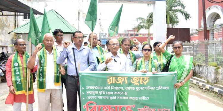 ৫ দফা দাবিতে জেলা শাসকের মাধ্যমে মুখ্যমন্ত্রীর কাছে স্মারকলিপি দিল আমরা বাঙালী দলের প্রতিনিধি দল।