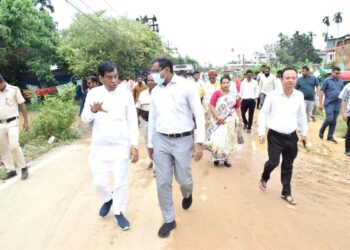 বর্ডার থেকে জয়পুর পর্যন্ত রাস্তার অবস্থা পরিদর্শনে আগরতলা পুর নিগমের মেয়র।