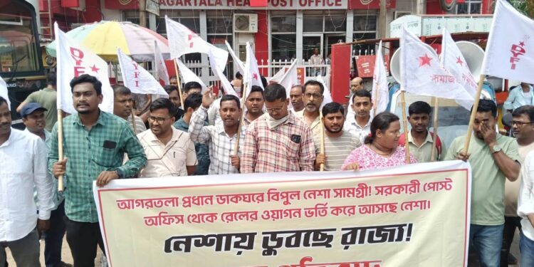 আগরতলায় হেড পোস্ট অফিসের সামনে নেশা বিরোধী আন্দোলনে পথে নামল বিক্ষোভকারীরা—“নেশায় ডুবছে রাজ্য” অভিযোগে জোর প্রতিবাদ।