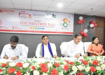 অষ্টম প্রতিষ্ঠা দিবসে সমাজের পাশে iLogitron Technologies—রক্তদান শিবির ও স্কুলে কম্পিউটার বিতরণের মাধ্যমে CSR উদ্যোগ। অনুষ্ঠানে উপস্থিত ছিলেন অর্থমন্ত্রী প্রণজিৎ সিংহ রায়।