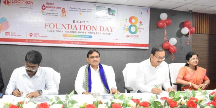 অষ্টম প্রতিষ্ঠা দিবসে সমাজের পাশে iLogitron Technologies—রক্তদান শিবির ও স্কুলে কম্পিউটার বিতরণের মাধ্যমে CSR উদ্যোগ। অনুষ্ঠানে উপস্থিত ছিলেন অর্থমন্ত্রী প্রণজিৎ সিংহ রায়।
