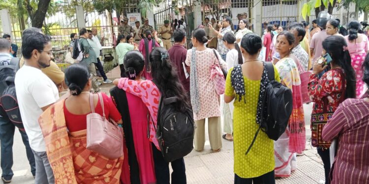 রাজ্যজুড়ে নিট পরীক্ষায় অংশ নিলেন ছাত্রছাত্রীরা—স্বপ্নপূরণের পথে আর এক ধাপ এগিয়ে ভবিষ্যতের চিকিৎসকরা।