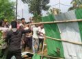 খুনের অভিযুক্ত স্বপন সূত্রধরের বাড়িতে গণরোষ, উত্তেজনা এলাকাজুড়ে।