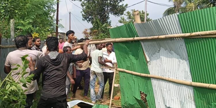 খুনের অভিযুক্ত স্বপন সূত্রধরের বাড়িতে গণরোষ, উত্তেজনা এলাকাজুড়ে।