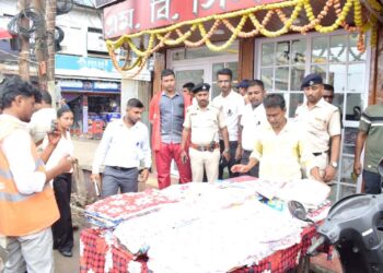 শহরকে দখলমুক্ত ও যানচলাচল স্বাভাবিক রাখতে ফের অভিযানে আগরতলা পুর নিগম। লেইক চৌমুহনী বাজার এলাকা থেকে শুরু হওয়া টাস্ক ফোর্সের অভিযানে সরানো হয় একাধিক বেআইনি দখল।