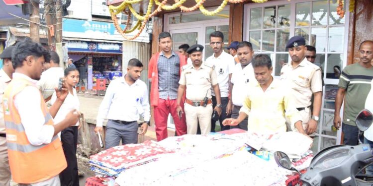 শহরকে দখলমুক্ত ও যানচলাচল স্বাভাবিক রাখতে ফের অভিযানে আগরতলা পুর নিগম। লেইক চৌমুহনী বাজার এলাকা থেকে শুরু হওয়া টাস্ক ফোর্সের অভিযানে সরানো হয় একাধিক বেআইনি দখল।