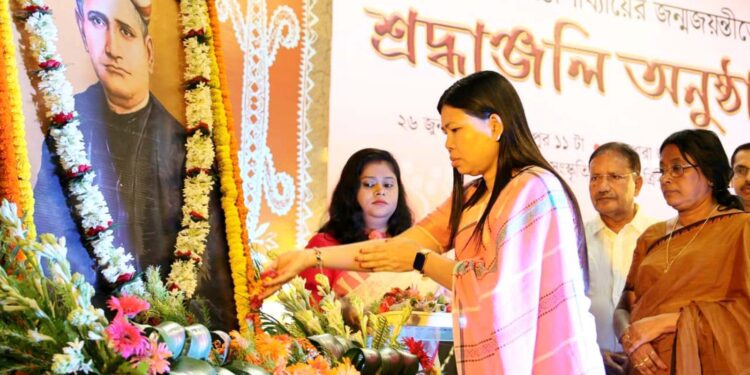 বাংলা সাহিত্যকে সমৃদ্ধ করা সাহিত্য সম্রাট বঙ্কিমচন্দ্র চট্টোপাধ্যায়ের জন্মজয়ন্তীতে গভীর শ্রদ্ধাঞ্জলি। তাঁর অমর সাহিত্যকীর্তি ও জাতীয় চেতনার অনন্য অবদানকে স্মরণ করে শ্রদ্ধা নিবেদন করল রাজ্য তথ্য ও সংস্কৃতি দপ্তর।