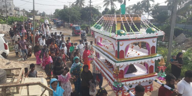 পবিত্র মহরম উপলক্ষে শোক, ত্যাগ ও সত্যের আদর্শকে স্মরণ করলেন ইসলাম ধর্মাবলম্বীরা। ইসলামী বর্ষপঞ্জির প্রথম মাস মহরম মানবতা, ন্যায় ও আত্মত্যাগের মহান শিক্ষাকে নতুন করে স্মরণ করিয়ে দেয়।