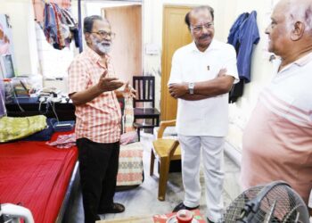 কুঞ্জবনের ‘আশ্রয়’-এ রাজ্যপালের সফর। আবাসিকদের সঙ্গে আন্তরিক আলাপচারিতা, খোঁজ নিলেন তাঁদের সার্বিক সুবিধা-অসুবিধার। প্রবীণদের পাশে থাকার বার্তায় উজ্জ্বল এই উদ্যোগ।