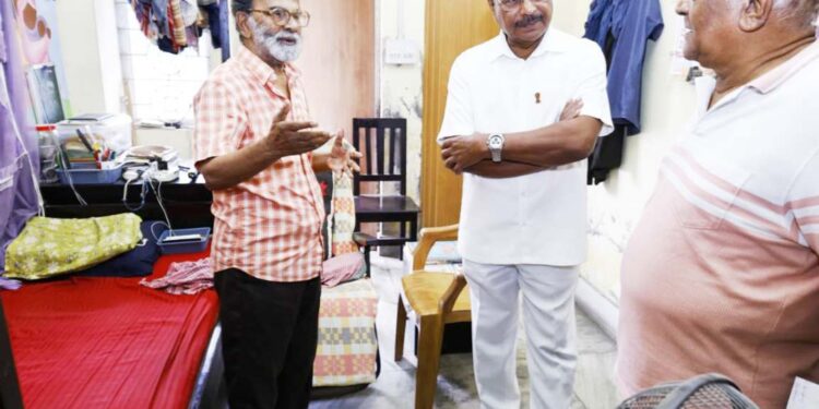কুঞ্জবনের ‘আশ্রয়’-এ রাজ্যপালের সফর। আবাসিকদের সঙ্গে আন্তরিক আলাপচারিতা, খোঁজ নিলেন তাঁদের সার্বিক সুবিধা-অসুবিধার। প্রবীণদের পাশে থাকার বার্তায় উজ্জ্বল এই উদ্যোগ।