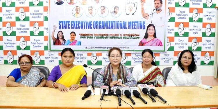 রাজ্যে নারী নিরাপত্তা, অধিকার ও বিভিন্ন জনস্বার্থের ইস্যু তুলে ধরে সাংবাদিক সম্মেলন করল মহিলা কংগ্রেস। উপস্থিত ছিলেন সর্বভারতীয় সাধারণ সম্পাদিকা Lhingkim Haokip দলের অন্যান্য নেত্রীবৃন্দ।