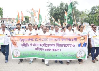 বিভিন্ন জনস্বার্থমূলক দাবি সামনে রেখে পথে নামল ত্রিপুরা প্রদেশ এসসি ও ওবিসি ডিপার্টমেন্ট। মিছিল শেষে লেইক চৌমুহনীস্থিত এসসি-ওবিসি দপ্তরে ডেপুটেশন জমা দিয়ে দ্রুত দাবি পূরণের আহ্বান জানানো হয়।