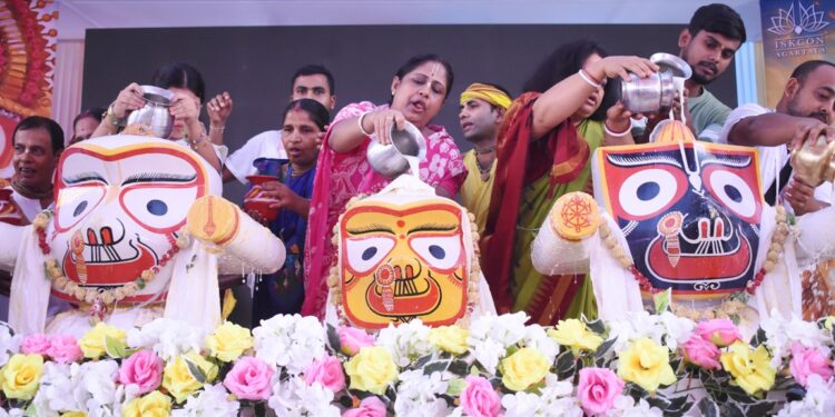 ভক্তি, আস্থা ও ঐতিহ্যের আবহে আগরতলা জগন্নাথ জিউ মন্দিরে পালিত হল শ্রীশ্রী জগন্নাথ দেবের পবিত্র স্নানযাত্রা উৎসব। ধর্মীয় আচার-অনুষ্ঠানে অংশ নেন অসংখ্য ভক্ত-অনুরাগী।