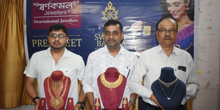 নতুন উদ্যোগ ও ভবিষ্যৎ পরিকল্পনা তুলে ধরতে সাংবাদিক সম্মেলনের আয়োজন করল স্বর্ণকমল জুয়েলার্স। অনুষ্ঠানে প্রতিষ্ঠানের পক্ষ থেকে বিভিন্ন গুরুত্বপূর্ণ ঘোষণা ও তথ্য তুলে ধরা হয়।