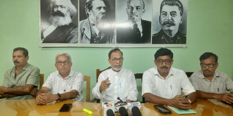 “আইনের শাসন আজ প্রশ্নের মুখে। রাজ্যে আইন-শৃঙ্খলা পরিস্থিতি নিয়ে উদ্বেগ প্রকাশ করে কড়া প্রতিক্রিয়া দিলেন রতন দাস।”