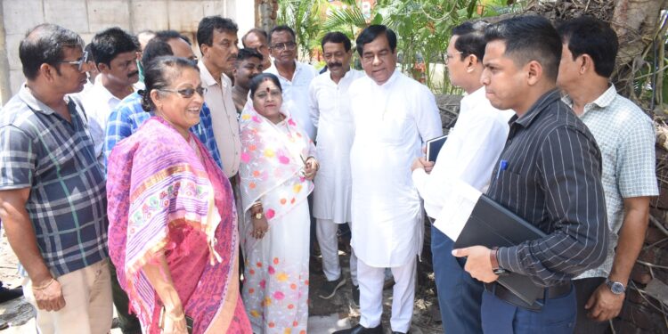 রাজধানীর পোস্ট অফিস চৌমুহনী থেকে নেতাজী চৌমুহনী পর্যন্ত বিভিন্ন এলাকার পরিকাঠামো ও নাগরিক পরিষেবার পরিস্থিতি সরেজমিনে পরিদর্শন করলেন আগরতলা পুর নিগমের মেয়র দীপক মজুমদার। তাঁর সঙ্গে ছিলেন মেয়র-ইন-কাউন্সিলর রত্না দত্তসহ পুর নিগমের অন্যান্য প্রতিনিধিরা।