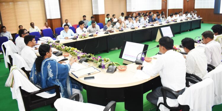 তপশীলি জাতি কল্যাণ দপ্তরের পর্যালোচনা বৈঠকে মন্ত্রী সুধাংশু দাস, উন্নয়নমূলক প্রকল্প ও স্কলারশিপ কর্মসূচির দ্রুত বাস্তবায়নের ওপর জোর।