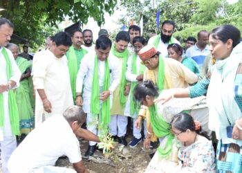 সবুজে সাজুক শহর, পরিবেশ থাকুক সুরক্ষিত। বনমহোৎসব উপলক্ষে আগরতলা পুর নিগমের উদ্যোগে বিভিন্ন ওয়ার্ডে চলছে বৃক্ষরোপণ ও পরিবেশ সংরক্ষণ কর্মসূচি। 