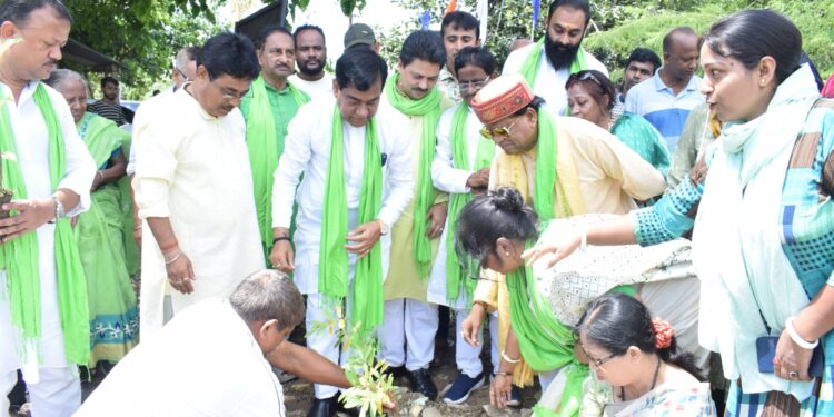সবুজে সাজুক শহর, পরিবেশ থাকুক সুরক্ষিত। বনমহোৎসব উপলক্ষে আগরতলা পুর নিগমের উদ্যোগে বিভিন্ন ওয়ার্ডে চলছে বৃক্ষরোপণ ও পরিবেশ সংরক্ষণ কর্মসূচি। 