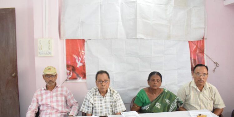 শ্রমিকদের বিভিন্ন দাবি-দাওয়া নিয়ে সাংবাদিক সম্মেলনে ত্রিপুরা চটকল শ্রমিক ইউনিয়ন ও জয়েন্ট মুভমেন্ট কমিটি।