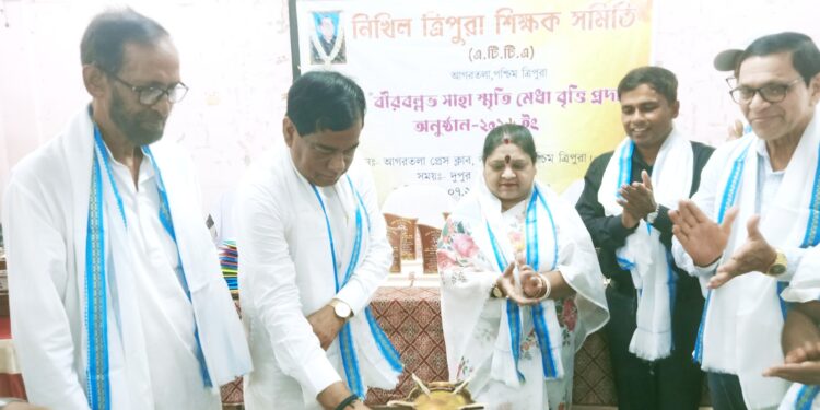মেধার স্বীকৃতিতে সম্মাননা— ১৮তম বীরবল্লভ সাহা মেধাবৃত্তি প্রদান অনুষ্ঠানে সংবর্ধিত ২৩ জন কৃতী পড়ুয়া।