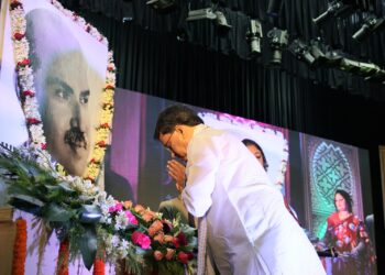 ড. শ্যামাপ্রসাদ মুখার্জির জন্মজয়ন্তী উপলক্ষে আয়োজিত শ্রদ্ধাঞ্জলি অনুষ্ঠানে অংশ নিলেন মুখ্যমন্ত্রী। তাঁর প্রতিকৃতিতে পুষ্পার্ঘ্য অর্পণ করে শ্রদ্ধা নিবেদন করেন এবং তাঁর আদর্শ ও অবদানের কথা স্মরণ করেন।