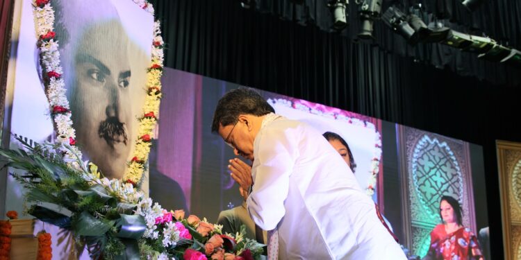 ড. শ্যামাপ্রসাদ মুখার্জির জন্মজয়ন্তী উপলক্ষে আয়োজিত শ্রদ্ধাঞ্জলি অনুষ্ঠানে অংশ নিলেন মুখ্যমন্ত্রী। তাঁর প্রতিকৃতিতে পুষ্পার্ঘ্য অর্পণ করে শ্রদ্ধা নিবেদন করেন এবং তাঁর আদর্শ ও অবদানের কথা স্মরণ করেন।