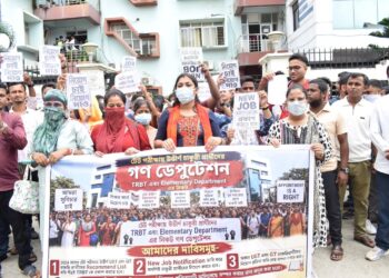 দ্রুত নিয়োগের দাবিতে সরব ২০২৪ সালের টেট উত্তীর্ণ UGT ও GT চাকরিপ্রার্থীরা। সোমবার TRBT চেয়ারম্যানের কাছে ডেপুটেশন দিয়ে নিয়োগ প্রক্রিয়া দ্রুত সম্পন্ন করার দাবি জানান তাঁরা।
