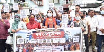 দ্রুত নিয়োগের দাবিতে সরব ২০২৪ সালের টেট উত্তীর্ণ UGT ও GT চাকরিপ্রার্থীরা। সোমবার TRBT চেয়ারম্যানের কাছে ডেপুটেশন দিয়ে নিয়োগ প্রক্রিয়া দ্রুত সম্পন্ন করার দাবি জানান তাঁরা।