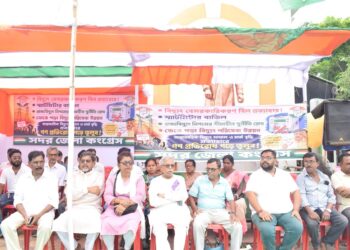 বিভিন্ন ইস্যুতে প্রতিবাদ জানিয়ে বিবেকানন্দ মূর্তির পাদদেশে গণঅবস্থান কর্মসূচি পালন করল প্রদেশ কংগ্রেস। কর্মসূচিতে অংশ নেন দলের নেতা-কর্মীরা।