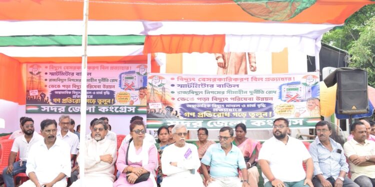 বিভিন্ন ইস্যুতে প্রতিবাদ জানিয়ে বিবেকানন্দ মূর্তির পাদদেশে গণঅবস্থান কর্মসূচি পালন করল প্রদেশ কংগ্রেস। কর্মসূচিতে অংশ নেন দলের নেতা-কর্মীরা।