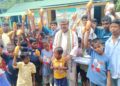 সেবার বার্তা নিয়ে নীলাজ্যোতি সেবা আশ্রমে রাজ্যের মন্ত্রী রতন লাল নাথ। বড়জলার পশ্চিম ভুবনবন এলাকায় আশ্রমে পৌঁছে বাসিন্দাদের হাতে আম-আনারস তুলে দেন এবং তাদের সঙ্গে সময় কাটান।