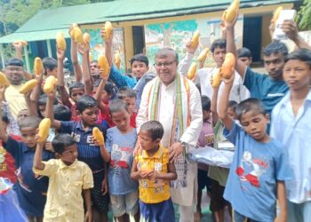 সেবার বার্তা নিয়ে নীলাজ্যোতি সেবা আশ্রমে রাজ্যের মন্ত্রী রতন লাল নাথ। বড়জলার পশ্চিম ভুবনবন এলাকায় আশ্রমে পৌঁছে বাসিন্দাদের হাতে আম-আনারস তুলে দেন এবং তাদের সঙ্গে সময় কাটান।