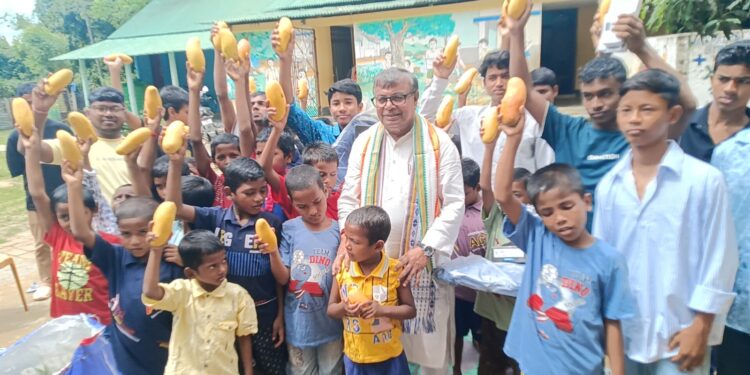সেবার বার্তা নিয়ে নীলাজ্যোতি সেবা আশ্রমে রাজ্যের মন্ত্রী রতন লাল নাথ। বড়জলার পশ্চিম ভুবনবন এলাকায় আশ্রমে পৌঁছে বাসিন্দাদের হাতে আম-আনারস তুলে দেন এবং তাদের সঙ্গে সময় কাটান।