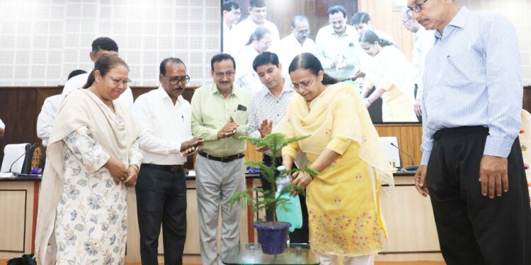 প্রাণিসম্পদের স্বাস্থ্য সুরক্ষা ও রোগ প্রতিরোধে আধুনিক প্রযুক্তির ব্যবহারে গুরুত্ব দিয়ে আগরতলার প্রজ্ঞা ভবনে অনুষ্ঠিত হল রাজ্যস্তরের সেমিনার। বিভিন্ন রাজ্যের বিশেষজ্ঞ, পশুচিকিৎসক ও আধিকারিকদের উপস্থিতিতে রোগ নজরদারি, নিয়ন্ত্রণ এবং জনস্বাস্থ্য সুরক্ষায় সমন্বিত উদ্যোগের ওপর জোর দেওয়া হয়।