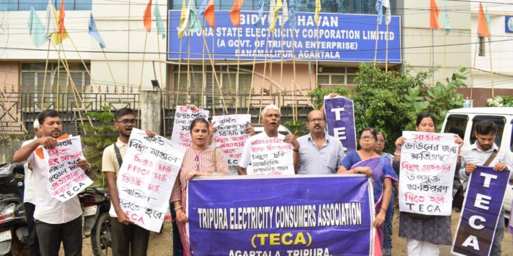 ছয় দফা দাবিতে বিদ্যুৎ ভবনের সামনে বিক্ষোভে সামিল ত্রিপুরা বিদ্যুৎ গ্রাহক সমিতি। পরে গ্রাহকদের বিভিন্ন সমস্যা, উন্নত ও জনবান্ধব বিদ্যুৎ পরিষেবার দাবিতে বিদ্যুৎ দপ্তরের এমডির কাছে ডেপুটেশন প্রদান করে সংগঠনের প্রতিনিধি দল।
