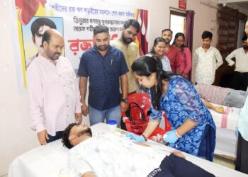 রক্তদানেই মানবসেবা— মেলারমাঠ ছাত্র যুব ভবনে এসএফআইয়ের উদ্যোগে রক্তদান শিবির।