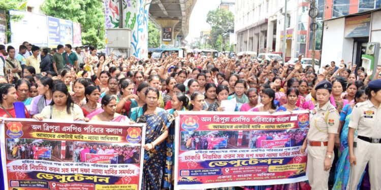 ১০ দফা দাবিতে আন্দোলনে ত্রিপুরা SPO পরিবার কল্যাণ, পুলিশ কর্তৃপক্ষের কাছে ডেপুটেশন জমা।