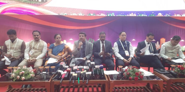 বিজনেস কনক্লেভে ৩৪২টি MoU স্বাক্ষর, শিল্প বিনিয়োগে নতুন সম্ভাবনার কথা জানালেন সচিব কিরণ গিত্যে।