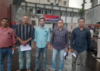আইন-শৃঙ্খলা সংক্রান্ত বিভিন্ন বিষয় তুলে ধরে আইজি-র সঙ্গে বৈঠকে বাম যুব নেতৃত্ব।