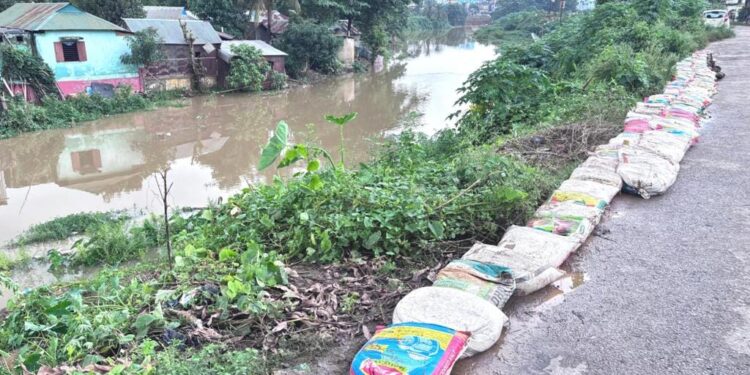 বৃষ্টিজনিত পরিস্থিতিতে নিরাপত্তার স্বার্থে কাটাখাল বাঁধ সড়ক ব্যবহার থেকে বিরত থাকার পরামর্শ জেলা শাসকের।