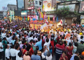 ভক্তি, বিশ্বাস আর উৎসবের উচ্ছ্বাসে মুখর রথযাত্রা। রাজধানীর জগন্নাথ দেববাড়ির রথ টানতে রাজপথে উপচে পড়ল ভক্তদের ঢল।