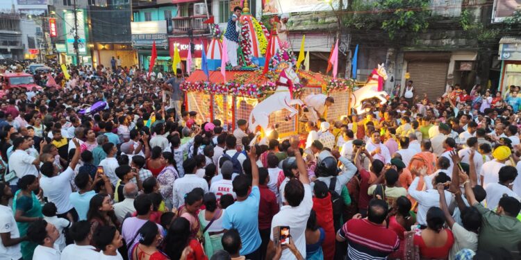 ভক্তি, বিশ্বাস আর উৎসবের উচ্ছ্বাসে মুখর রথযাত্রা। রাজধানীর জগন্নাথ দেববাড়ির রথ টানতে রাজপথে উপচে পড়ল ভক্তদের ঢল।