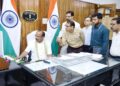 দীর্ঘ বিরতির পর আবার শুরু হলো দেশের জনগণনা কার্যক্রম। শুক্রবার আনুষ্ঠানিকভাবে যাত্রা শুরু করল দেশের প্রথম সম্পূর্ণ ডিজিটাল জনগণনা। এদিন ২০২৭ সালের জনগণনার স্ব-নিবন্ধন পোর্টালের উদ্বোধন করেন রাজ্যপাল ইন্দ্রসেনা রেড্ডি নাল্লু।