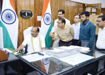 দীর্ঘ বিরতির পর আবার শুরু হলো দেশের জনগণনা কার্যক্রম। শুক্রবার আনুষ্ঠানিকভাবে যাত্রা শুরু করল দেশের প্রথম সম্পূর্ণ ডিজিটাল জনগণনা। এদিন ২০২৭ সালের জনগণনার স্ব-নিবন্ধন পোর্টালের উদ্বোধন করেন রাজ্যপাল ইন্দ্রসেনা রেড্ডি নাল্লু।
