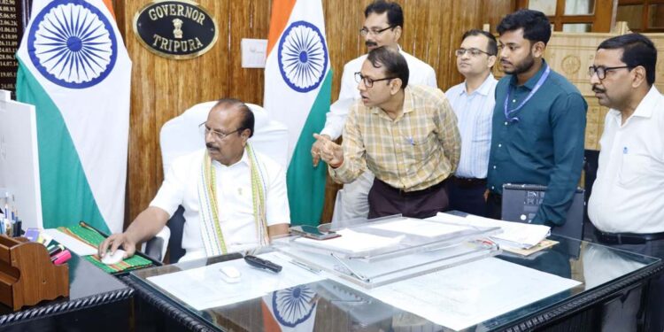 দীর্ঘ বিরতির পর আবার শুরু হলো দেশের জনগণনা কার্যক্রম। শুক্রবার আনুষ্ঠানিকভাবে যাত্রা শুরু করল দেশের প্রথম সম্পূর্ণ ডিজিটাল জনগণনা। এদিন ২০২৭ সালের জনগণনার স্ব-নিবন্ধন পোর্টালের উদ্বোধন করেন রাজ্যপাল ইন্দ্রসেনা রেড্ডি নাল্লু।